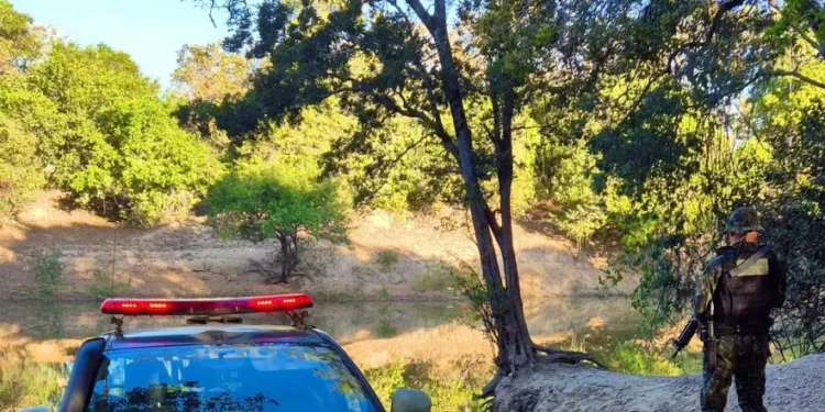 Polícia Militar flagra quatro homens praticando pesca ilegal com rede de emalhar no Rio Canabrava, em Talismã