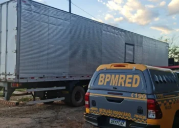 Após técnicas de identificação veicular, os militares constataram a presença de abrasões na longarina, sinalizando a supressão dos sinais originais de identificação - Foto: Ascom BPMRED