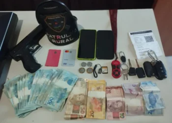 Dinheiro, celulares e uma arma de pressão tipo airsoft foram apreendidas com o suspeito. - Foto: Ascom 1º BPM