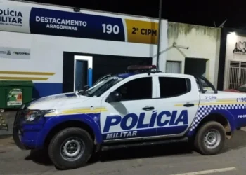 O homem foi ao local de trabalho da vítima, portando uma arma branca (faca).