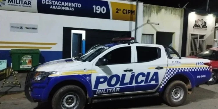O homem foi ao local de trabalho da vítima, portando uma arma branca (faca).