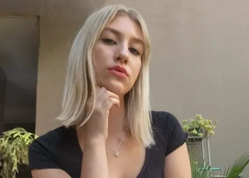 Anne Leigh McKenzie, de 27 anos, originária da África do Sul, chegou ao Brasil na última sexta-feira (18), um dia antes de ser assassinada em Curitiba, conforme revelou a delegada da Polícia Civil do Paraná (PC-PR), Magda Hofstaetter, que está à frente das investigações. • Redes Sociais