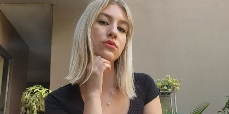 Anne Leigh McKenzie, de 27 anos, originária da África do Sul, chegou ao Brasil na última sexta-feira (18), um dia antes de ser assassinada em Curitiba, conforme revelou a delegada da Polícia Civil do Paraná (PC-PR), Magda Hofstaetter, que está à frente das investigações. • Redes Sociais