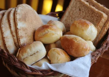 Muitas pessoas começaram a fazer pães de fermentação natural durante o primeiro ano da pandemia de covid-19, incluindo a autora desta reportagem crédito: Melissa Hogenboom