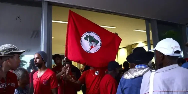 Integrantes do Movimento dos Trabalhadores Sem Terra (MST) • José Cruz/Agência Brasil