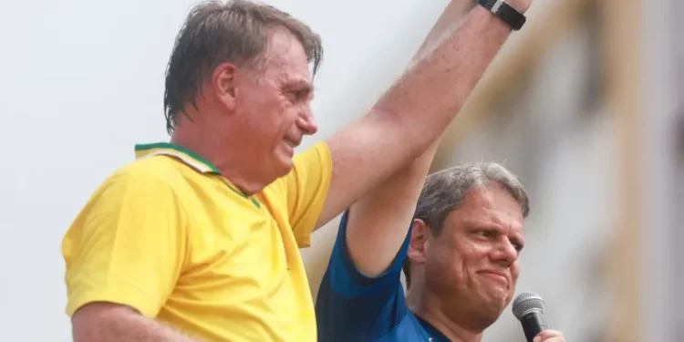 Tarcísio se reúne com Bolsonaro e discute estratégias de reação a tarifaço