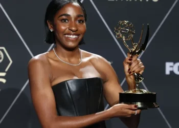 Ayo Edebiri recebeu o prêmio de Melhor atriz coadjuvante por "O Urso" • Foto de Kevin Mazur/Getty Images