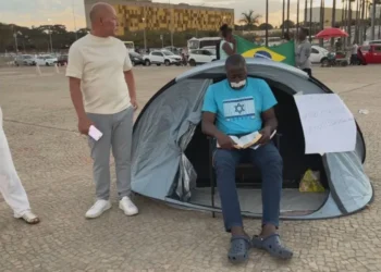 Com uma fita branca na boca, o parlamentar afirmou que o ato representa um protesto contra decisões recentes do Supremo • CNN