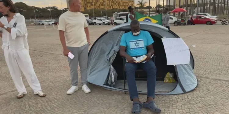 Deputado do PL faz protesto silencioso em frente ao STF