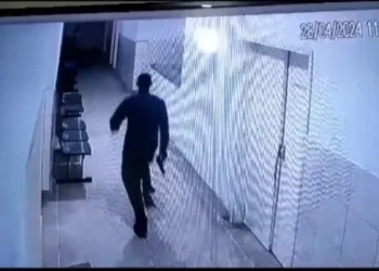 Momento em que os homens armados passam pelo corredor de hospital na Bahia • Reprodução