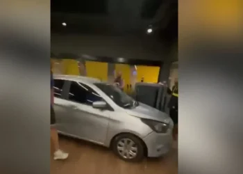 Carro invadiu academia, na Zona Oeste do Rio  • Reprodução/ Redes Sociais