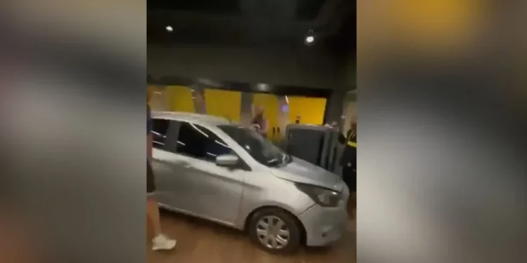 Carro invade academia na Zona Oeste do Rio