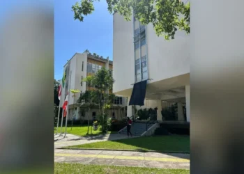 Bandeira de luto no prédio da reitoria da Universidade Federal do Pará. • CNN