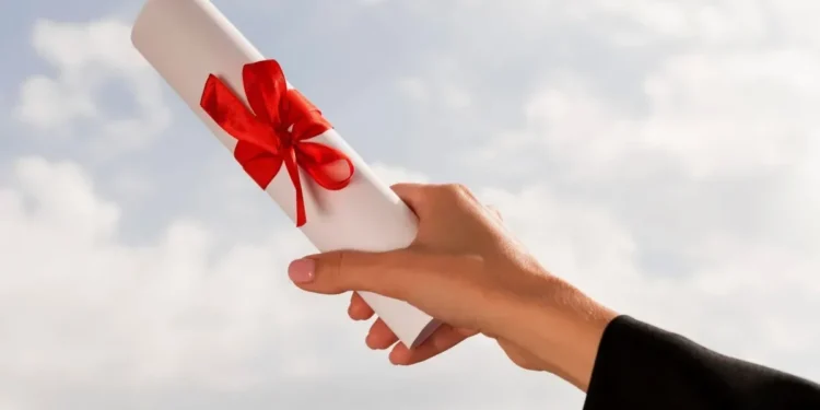 A partir de julho de 2025, diploma deverá ser emitido exclusivamente no formato digital • Freepik