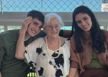 Dona Natercia, 88, e seus netos, Adelson, 17, e Caterine, 25 • Arquivo Pessoal