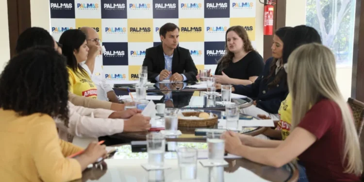 Prefeito Carlos Velozo recebe aprovados de concursos da Saúde e Educação e reforça compromisso com nomeações dentro da legalidade