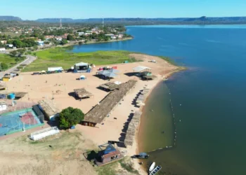 Praia do Coco possui uma estrutura fixa e permanece ativa durante todo o ano, com quiosques, banheiros e área demarcada para banho - Hermes Macedo/Governo do Tocantins