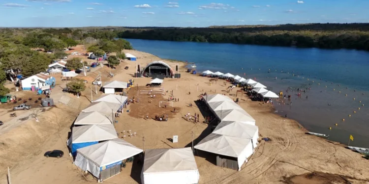 Visitantes aproveitam as águas tranquilas do Rio Paranã, em meio à estrutura reforçada da Temporada de Praia 2025 (Crédito foto: Inácio Neto/Governo do Tocantins)