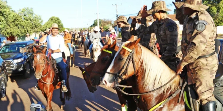 Governador Wanderlei Barbosa participa de cavalgada durante festejo religioso em Aparecida do Rio Negro
