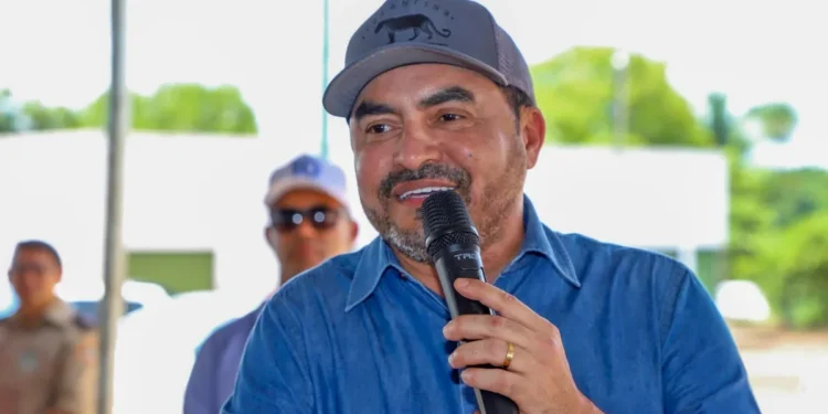 Durante o anúncio o governador estava acompanhado
 do secretário de Estado do Turismo, Hercy Filho - Divulgação/Governo do Tocantins