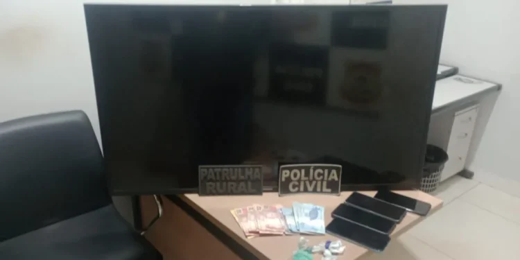 Televisão furtada e porções de entorpecentes apreendidas durante cumprimento de mandado em Gurupi.