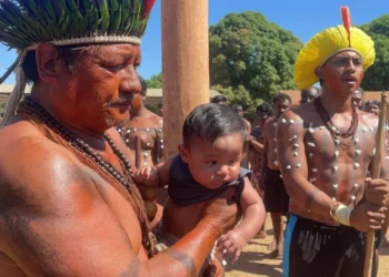 Bebê Xerente é conduzido à cerimônia de nomeação dos meninos durante o encerramento da festa cultural Dasĩpê, na aldeia Funil - Crédito: Julyana Batista Aires/Governo do Tocantins