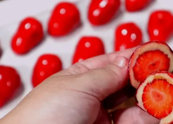 O morango do amor consiste na fruta fresca envolta por brigadeiro branco e coberta por caramelo vermelho • Reprodução/ Leodenice Camargo