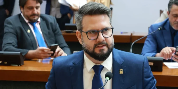 Asfalto que dá acesso à Ilha do Cará, entre Colinas e Palmeirante, é solicitado por Mantoan