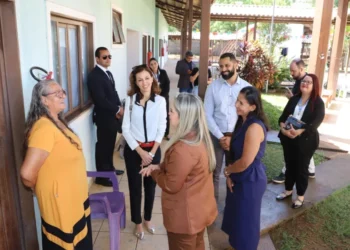 Secretária da Setas, Cleizenir dos Santos, apresenta projetos sociais para a embaixatriz da Suíça no Brasil,