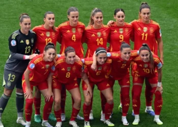 Seleção da Espanha posada para a foto oficial da final da Euro • Matthias Hangst/Getty Images