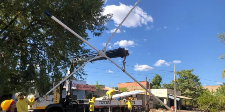 Avenida comercial do Jardim Aureny II recebe iluminação de LED