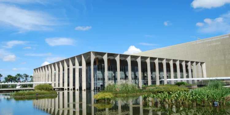 Tarifas de Trump: Itamaraty é pressionado por diplomacia “menos ideológica”