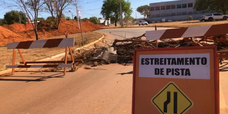 Execução de rede de drenagem na Av. LO-21 altera tráfego e exige atenção de motoristas