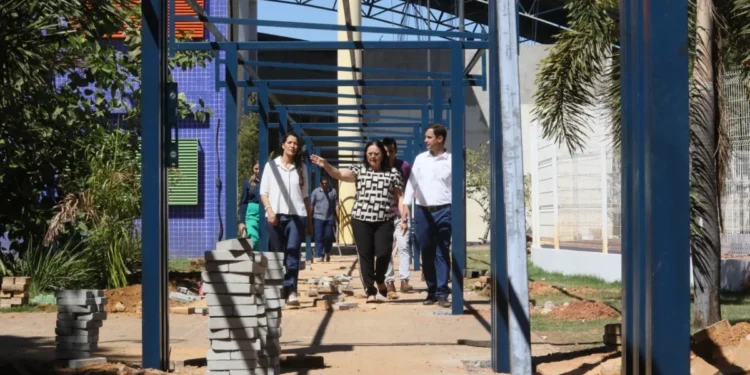 Prefeito Carlos Velozo realiza visita técnica a unidades educacionais em obras