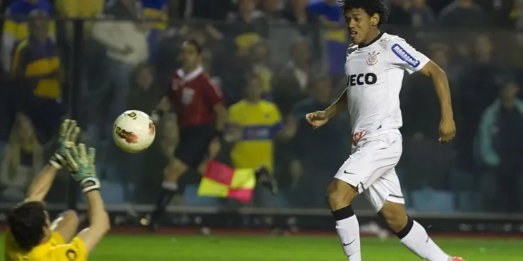 De volta ao Brasil: Romarinho é oficializado como novo reforço do Vitória