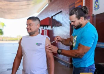 Passageiros e trabalhadores aproveitam ação de vacinação contra o sarampo na Rodoviária de Palmas