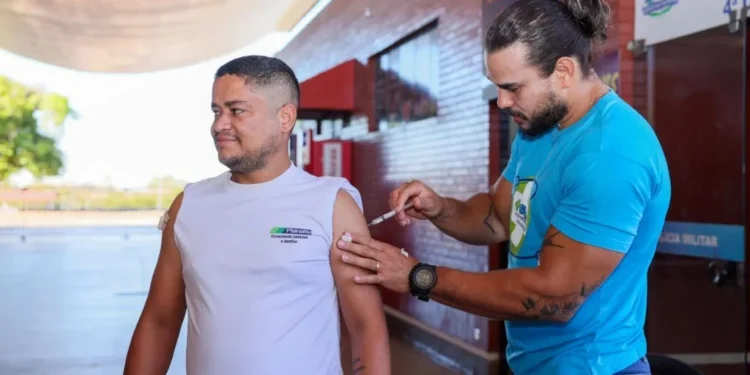 Passageiros e trabalhadores aproveitam ação de vacinação contra o sarampo na Rodoviária de Palmas