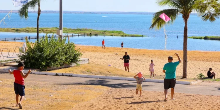 Festival de Pipas reúne centenas de famílias na Praia da Graciosa