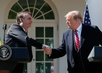 O presidente dos EUA, Donald Trump, e o ex-presidente do Brasil, Jair Bolsonaro • Alan Santos/PR
