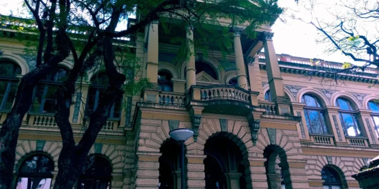 UFRGS lança edital de isenção de taxa para o Vestibular 2026