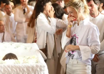 Carolina Dieckmmann se emocionou muito ao se despedir de sua amiga de longa data, a cantora Preta Gil • Victor Chapetta/Agnews