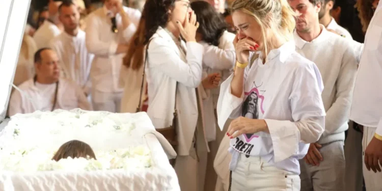 Carolina Dieckmmann se emocionou muito ao se despedir de sua amiga de longa data, a cantora Preta Gil • Victor Chapetta/Agnews