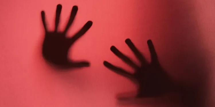 Imagem ilustrativa de violência contra mulher • Reprodução/ Freepick