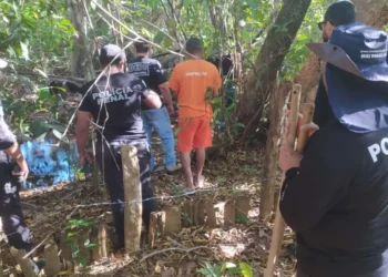 Policais Civis e Penais vasculham local do crime