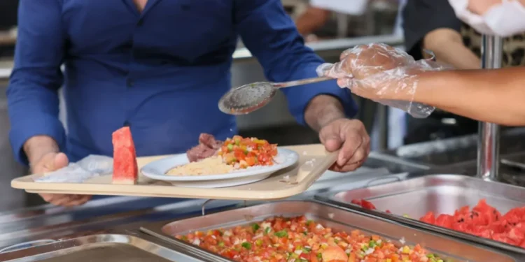 Refeições servidas em restaurantes comunitários são planejadas por nutricionistas – Foto: Júnior Suzuki