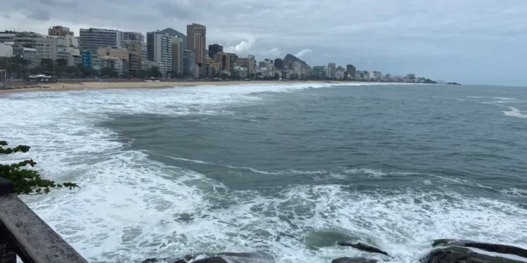 Marinha prorroga aviso de ressaca no Rio; ondas podem chegar a 2,5 metros