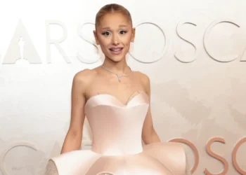 Ariana Grande no tapete vermelho do Oscar • Monica Schipper/Getty Images