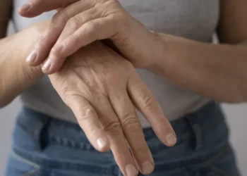 Estudo mostra casos de artrose crescendo entre mulheres acima dos 55 anos • Freepik