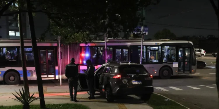 Adolescentes são apreendidos após atacarem ônibus em Interlagos (SP)