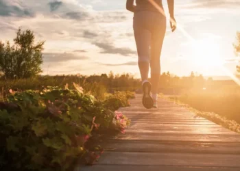 Estudo sugere caminhar pelo menos sete mil passos por dia já ajuda a reduzir o risco de morte precoce por diferentes doenças • Getty Images/Isbjorn